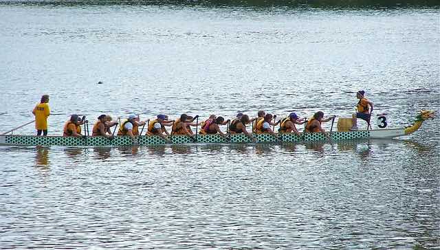 20 people rowing a dragon boat